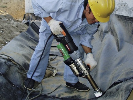 Ручной сварочный экструдер FUSION 3 в подзменом строительстве Ручной сварочный экструдер FUSION 3 в подзменом строительстве